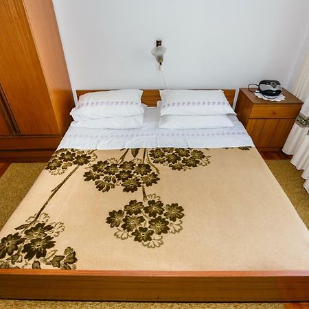 Apartmani Jelica Krk Town Exteriör bild