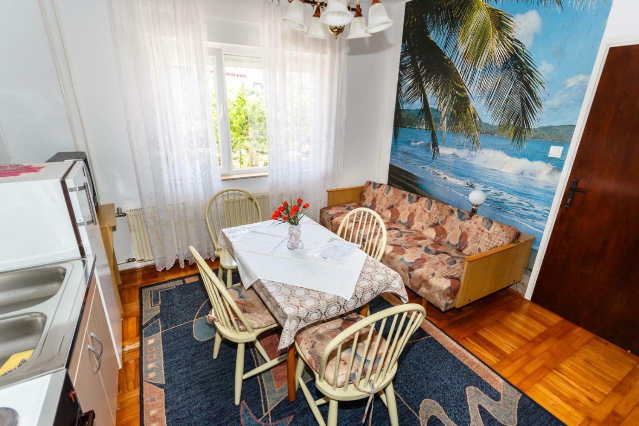 Apartmani Jelica Krk Town Exteriör bild